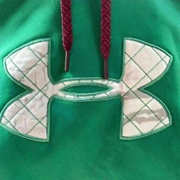 Women’s Under armor semi fitted hoodie! - Picture 2 of 7